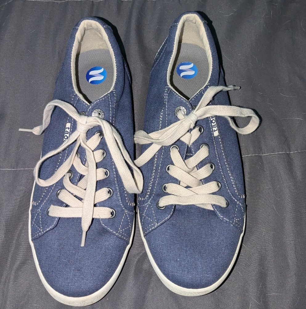 TAOS STAR WOMEN'S SNEAKER - BLUE WASH CANVAS - SIZE 11 - PRE-OWNED
